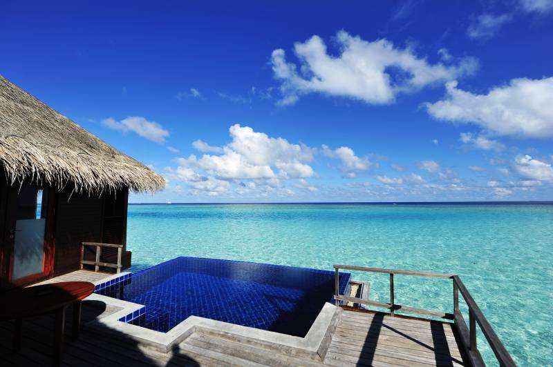 马尔代夫海岛别墅泳池美景图片