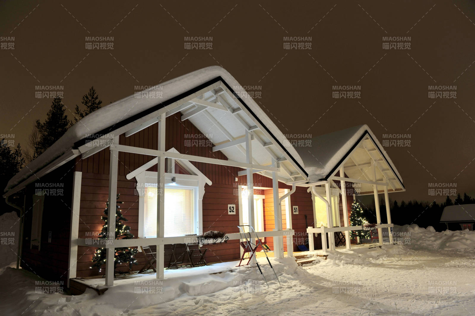 芬兰圣诞老人村冬夜雪中的温馨小屋图片