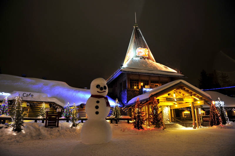 芬兰圣诞老人村雪夜中的温馨小屋图片