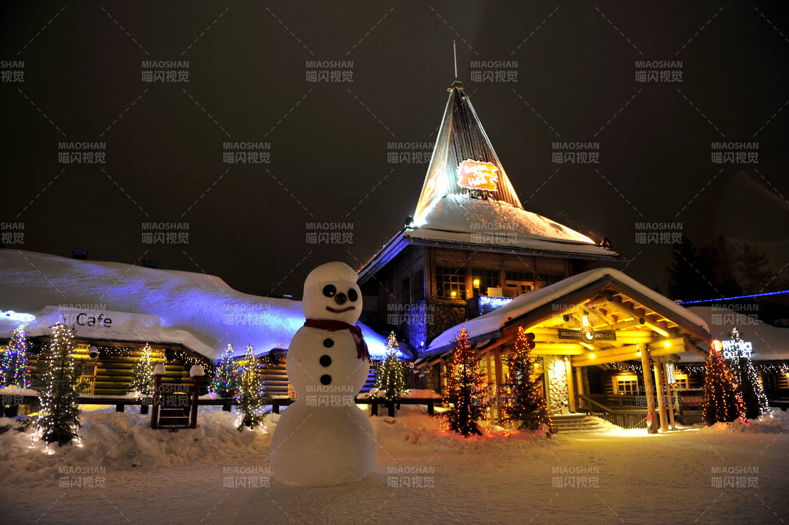 芬兰圣诞老人村雪夜中的温馨小屋图片
