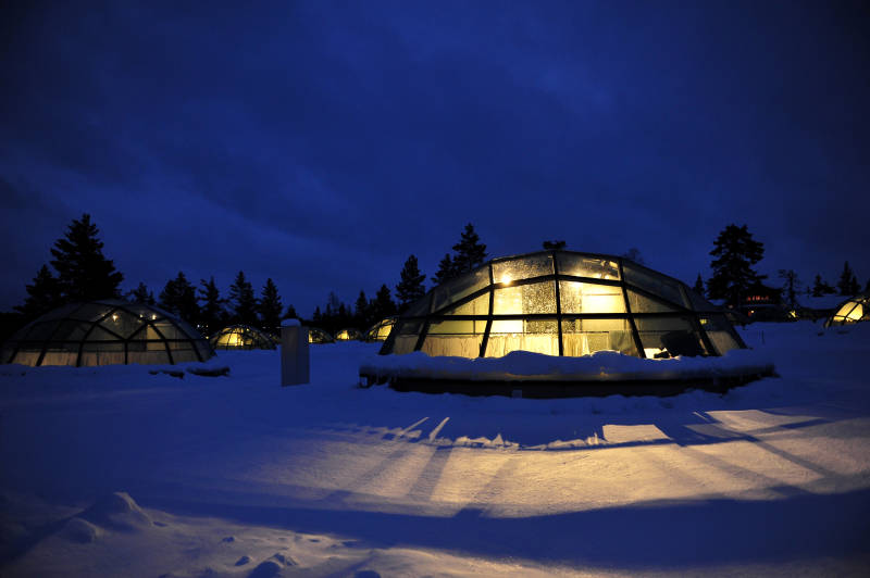 芬兰雪地中的玻璃屋夜景图片