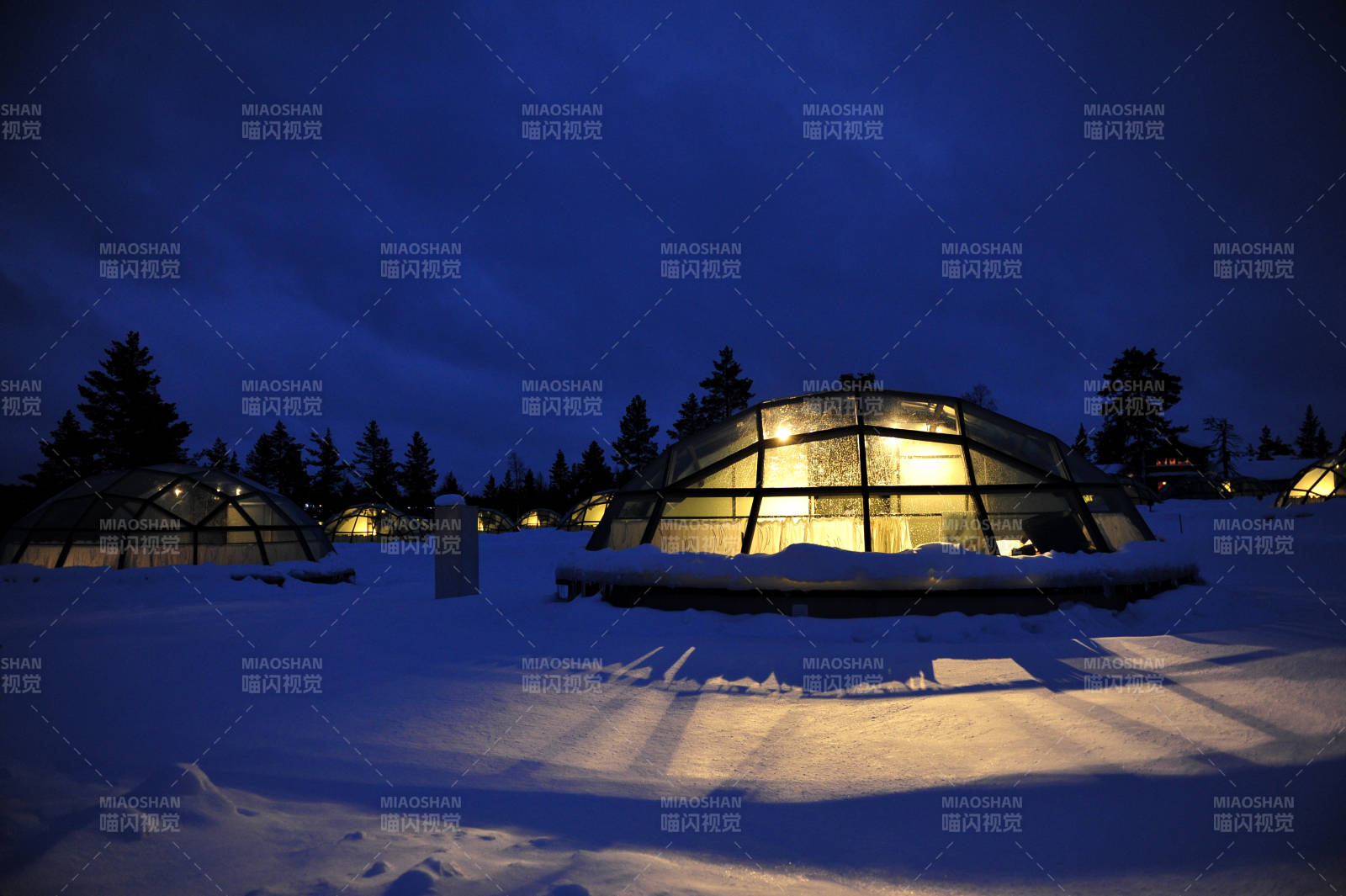 芬兰雪地中的玻璃屋夜景图片