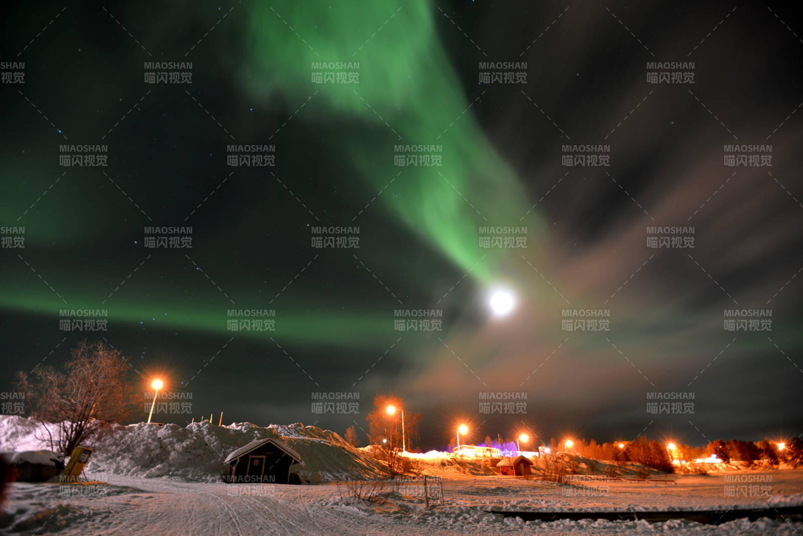 芬兰极光下的宁静小镇夜景图片