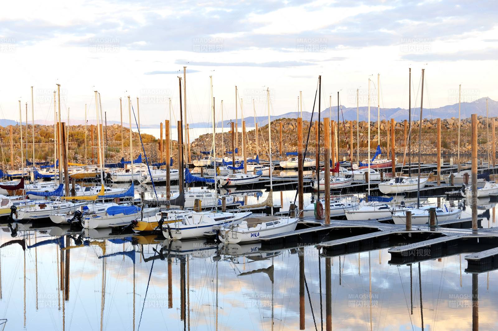 美国盐湖城宁静的码头与倒影图片