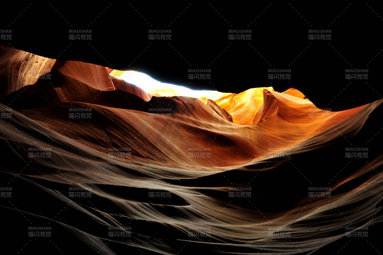 美国羚羊谷光影交错的峡谷奇观图片