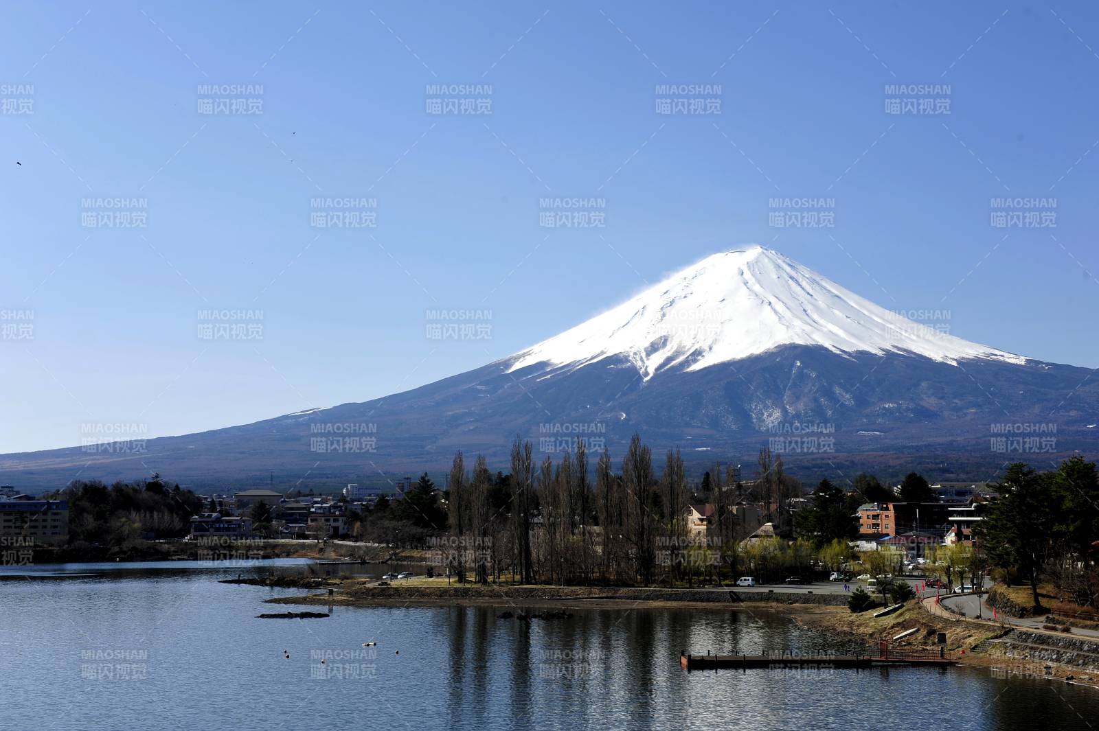 日本富士山湖畔美景图片