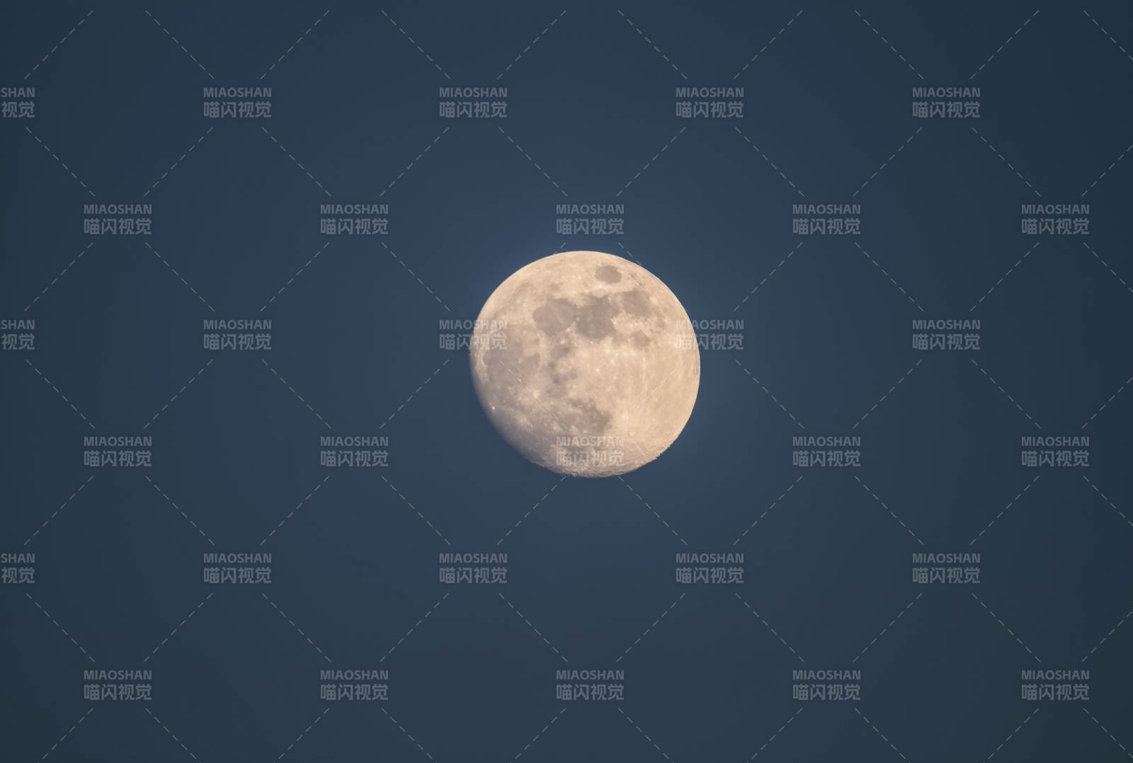 夜空中的明亮满月图片