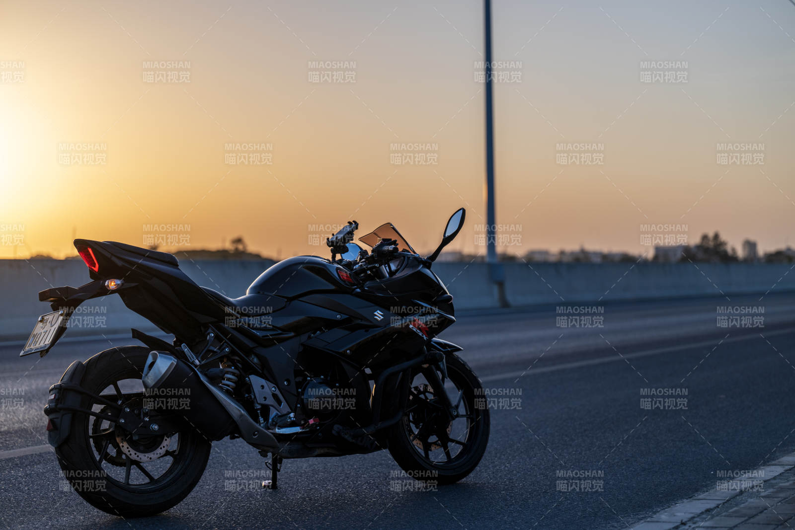 夕阳下的黑色摩托车图片