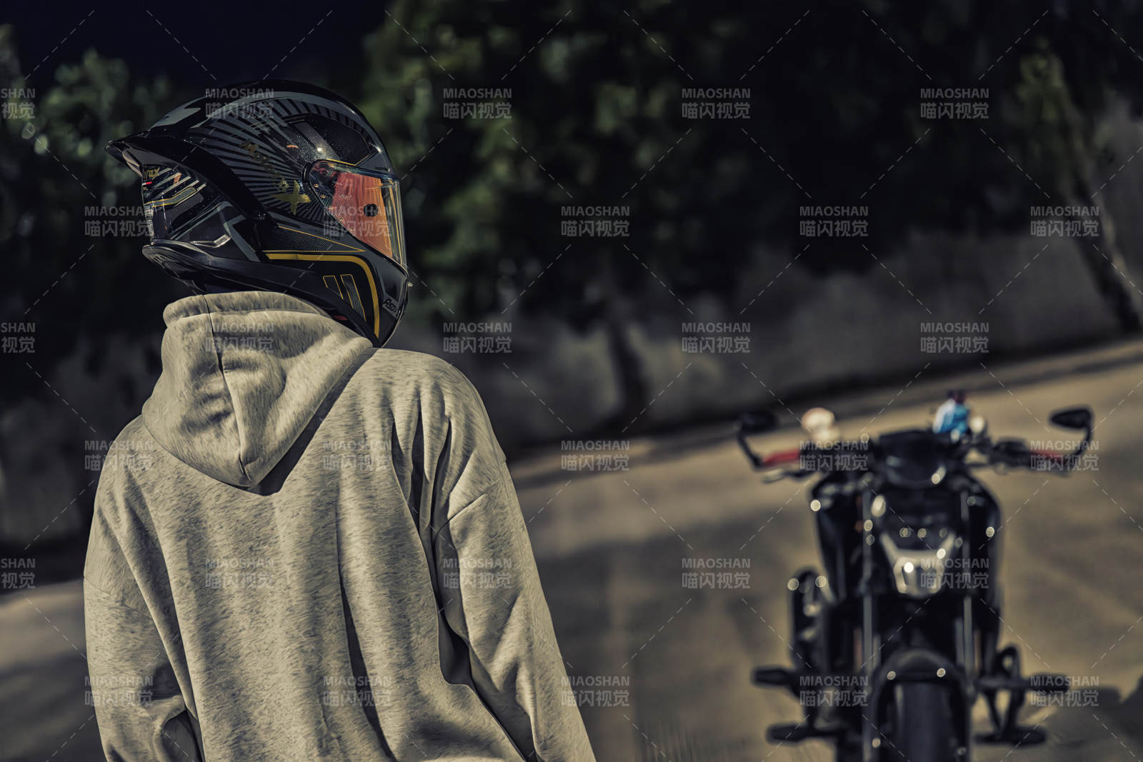 夜行者与摩托车的邂逅图片