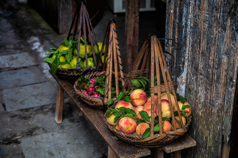 竹篮里的新鲜水果图片