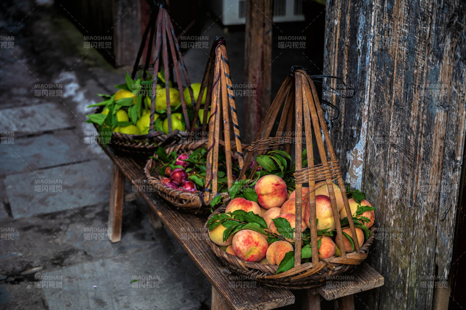 竹篮里的新鲜水果图片