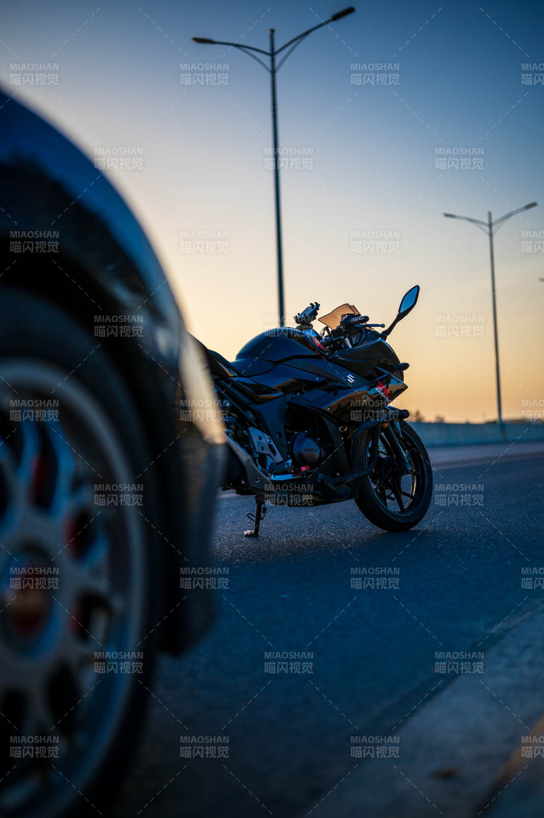 黄昏街头的摩托车影图片