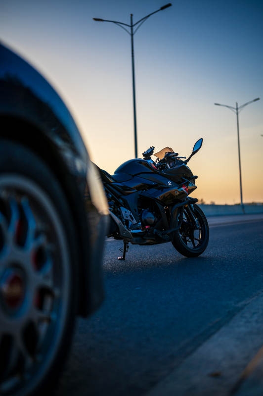 黄昏街头的摩托车影图片