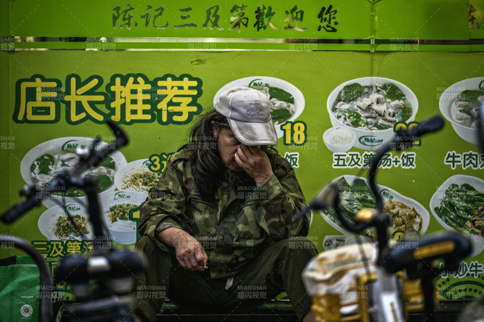 街头小憩 城市一隅的宁静图片