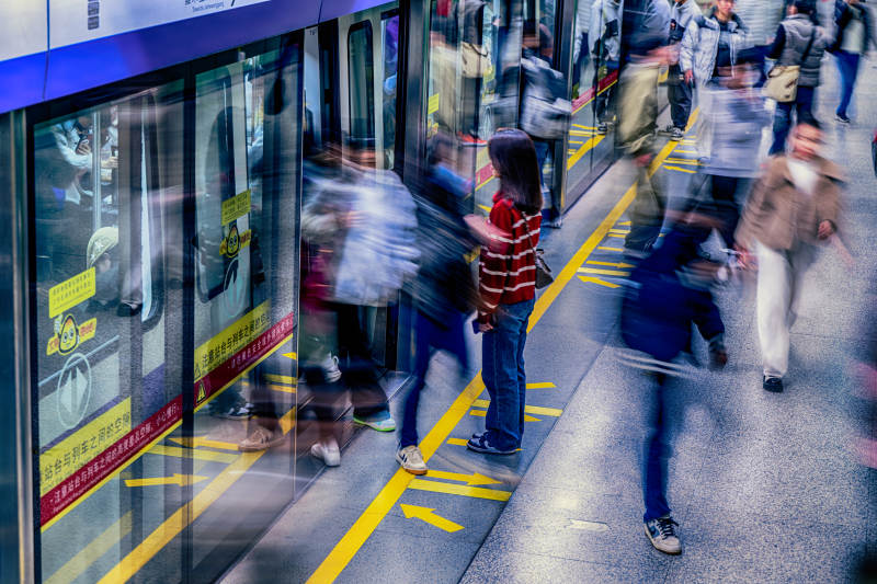 地铁站台人流穿梭图片