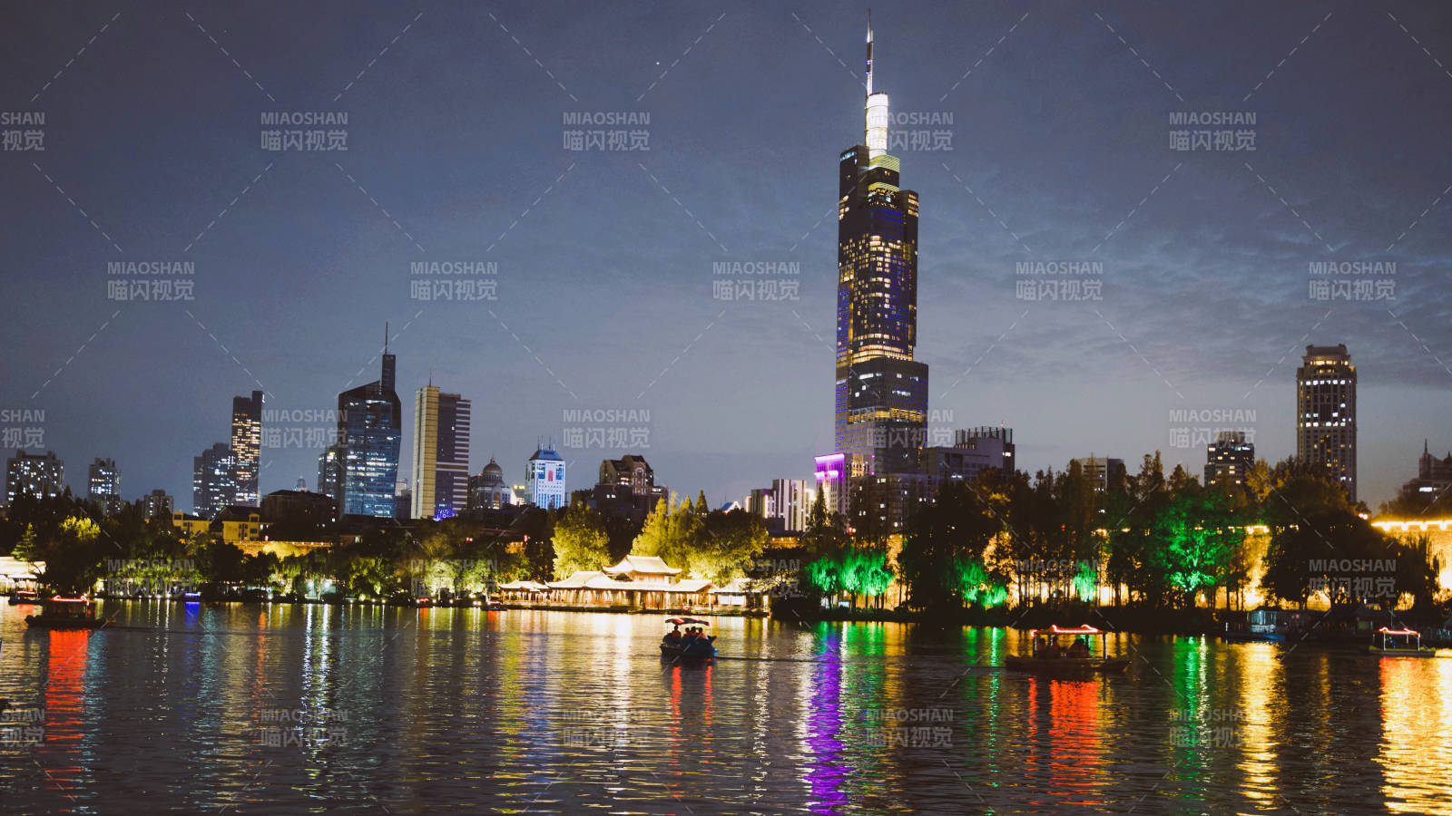 夜景湖畔 城市灯火辉煌图片