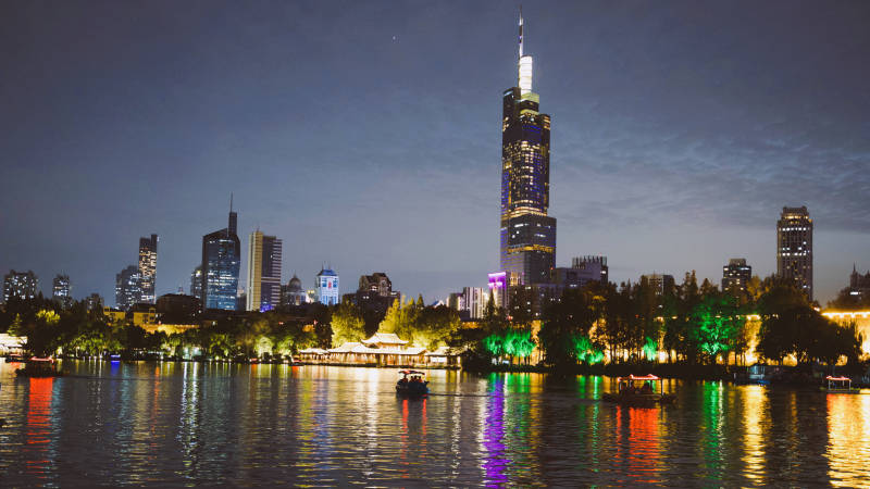 夜景湖畔 城市灯火辉煌图片