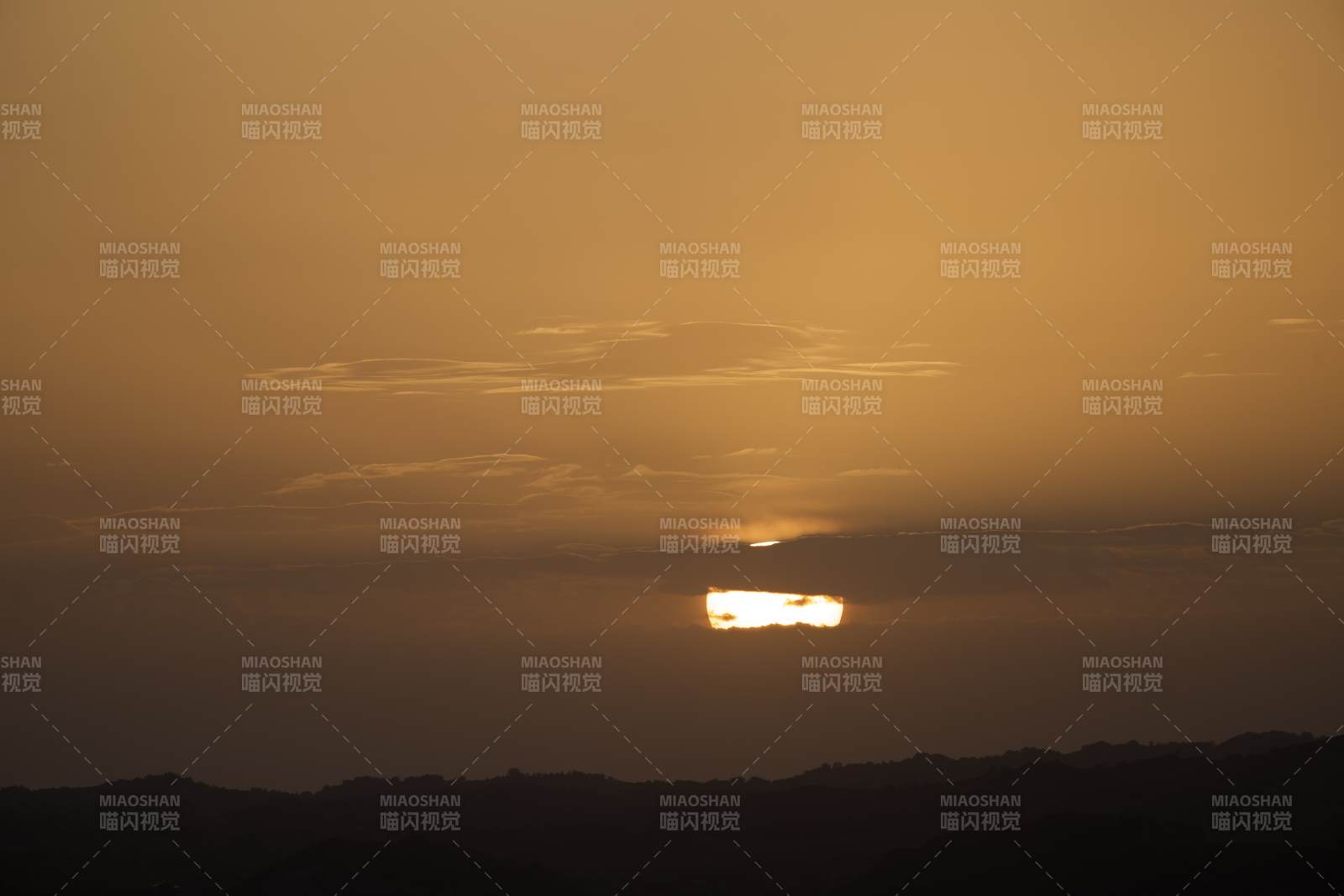 夕阳西下 云层映辉图片