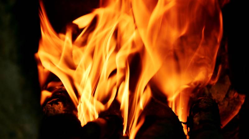 明亮的火焰熊熊燃烧图片