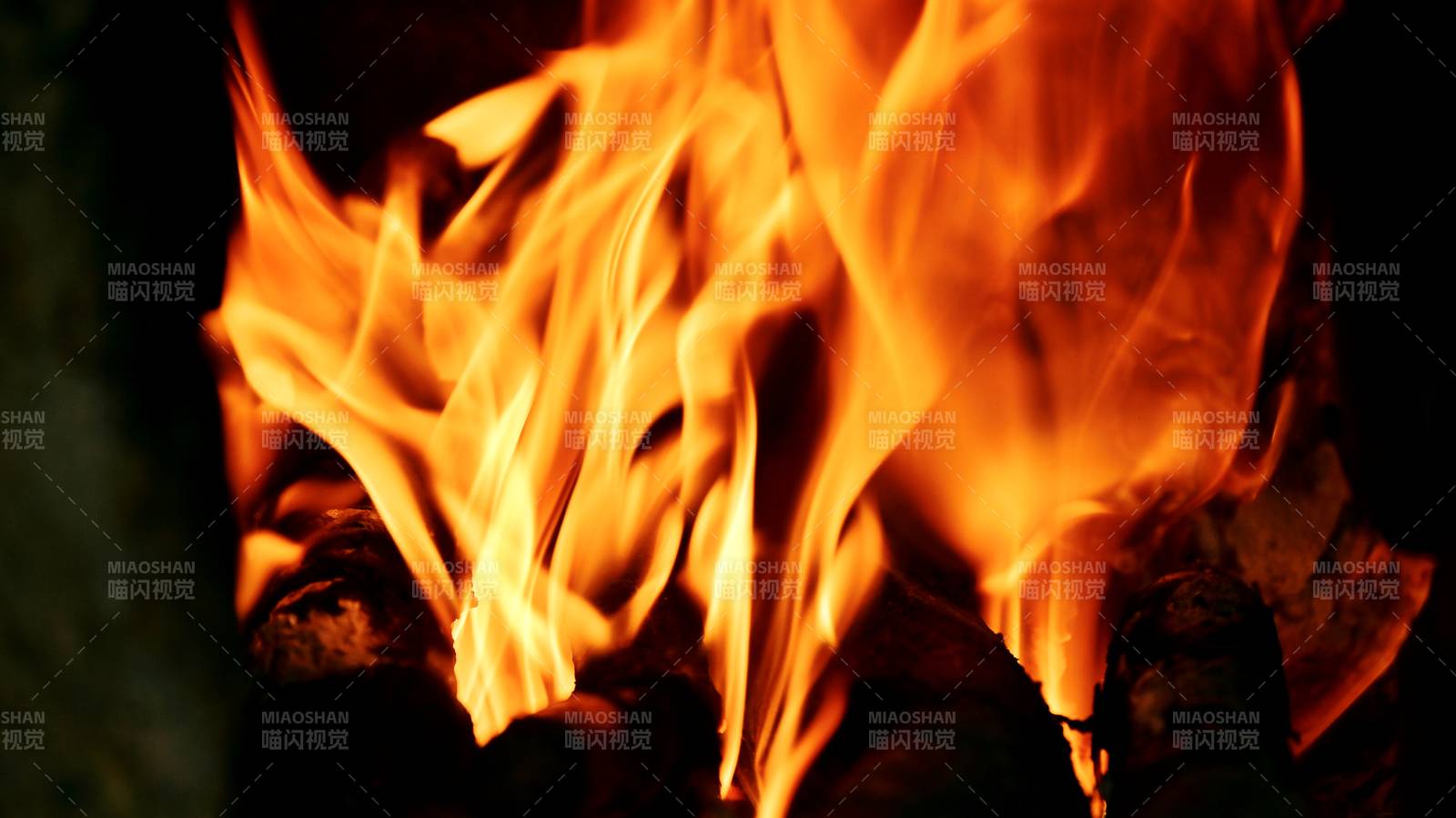 明亮的火焰熊熊燃烧图片