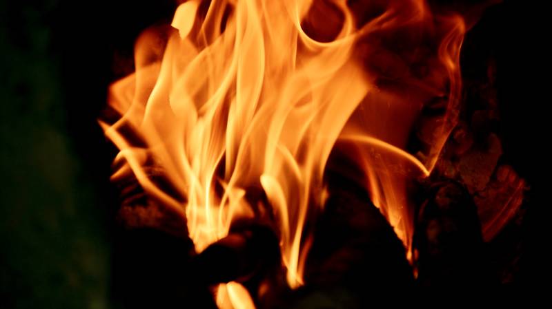 熊熊燃烧的火焰特写图片