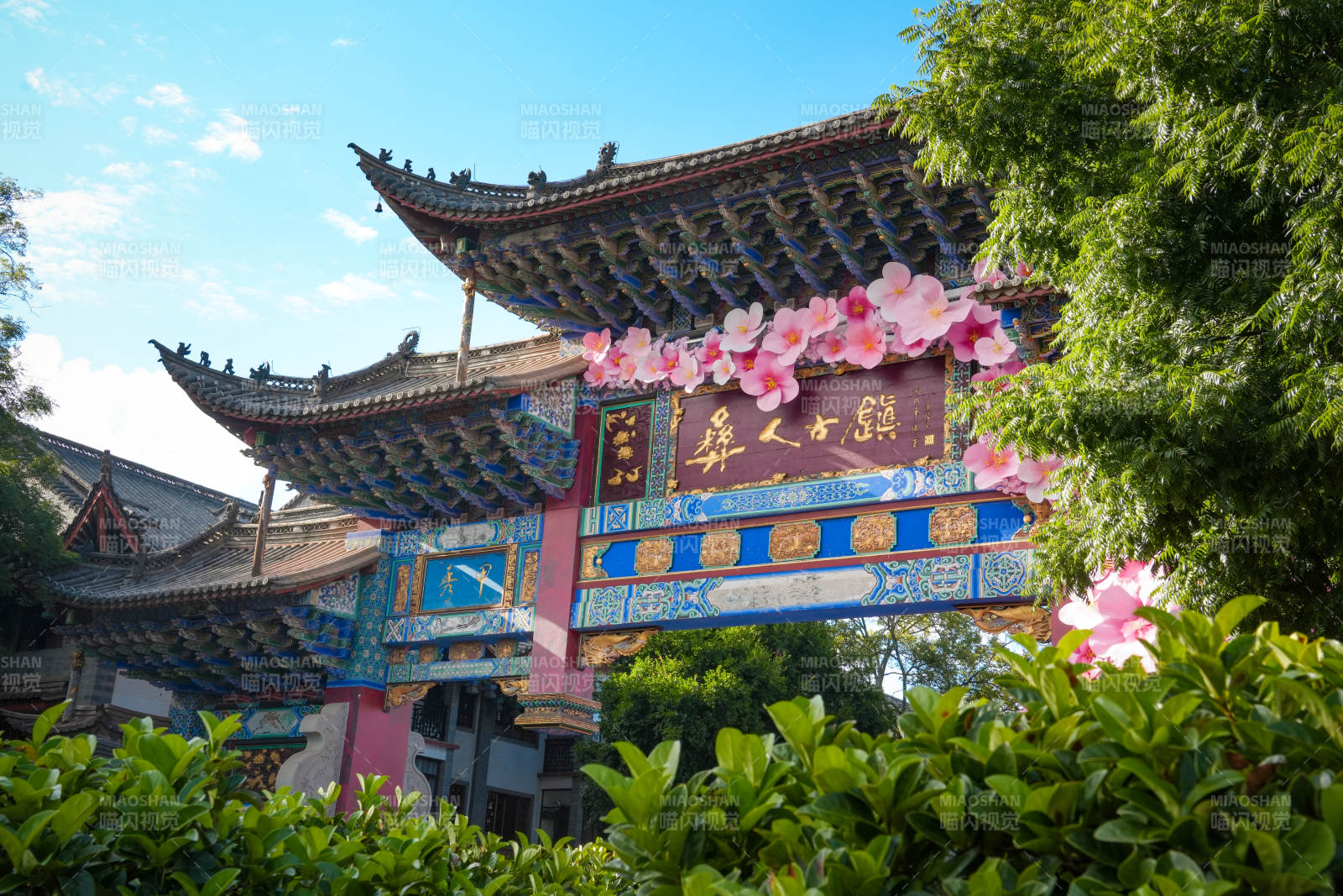 云南彝人古镇图片