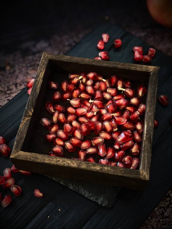 石榴籽在木盒中散落图片