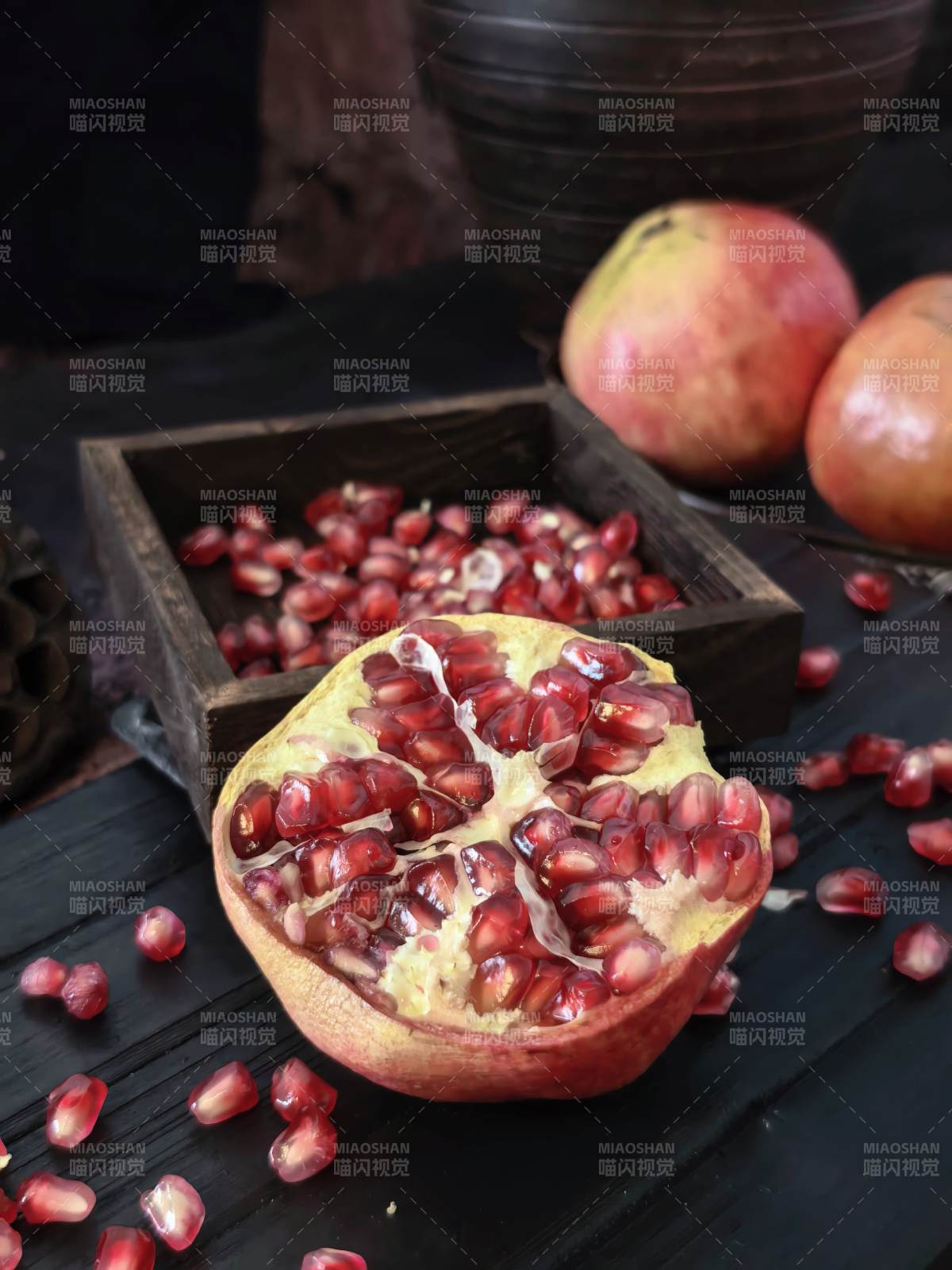 石榴开裂 籽粒晶莹图片