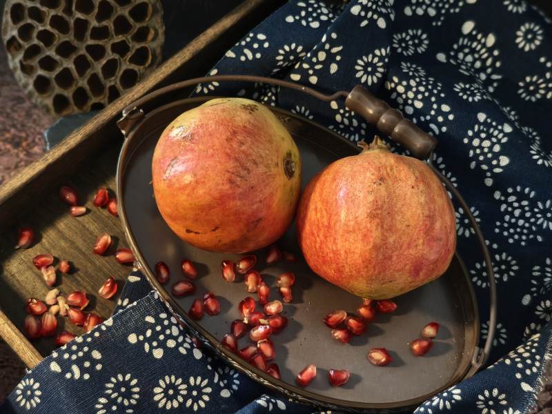 石榴与籽的静谧时光图片