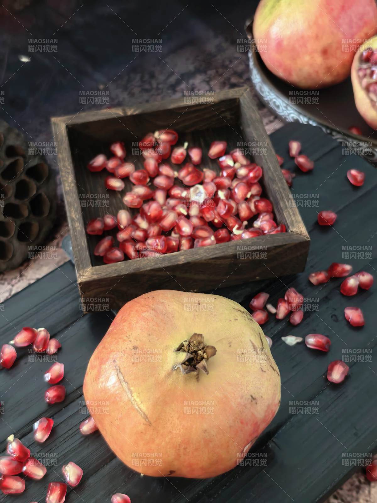 石榴籽与果实的静谧之美图片