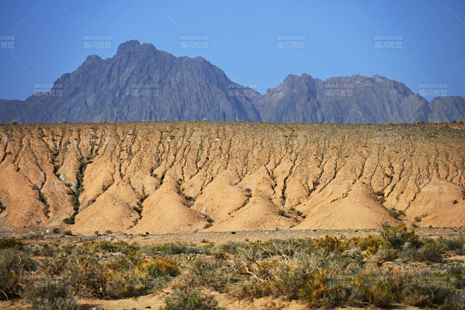 沙漠山脉与沟壑景观（罗布泊戈壁滩）图片