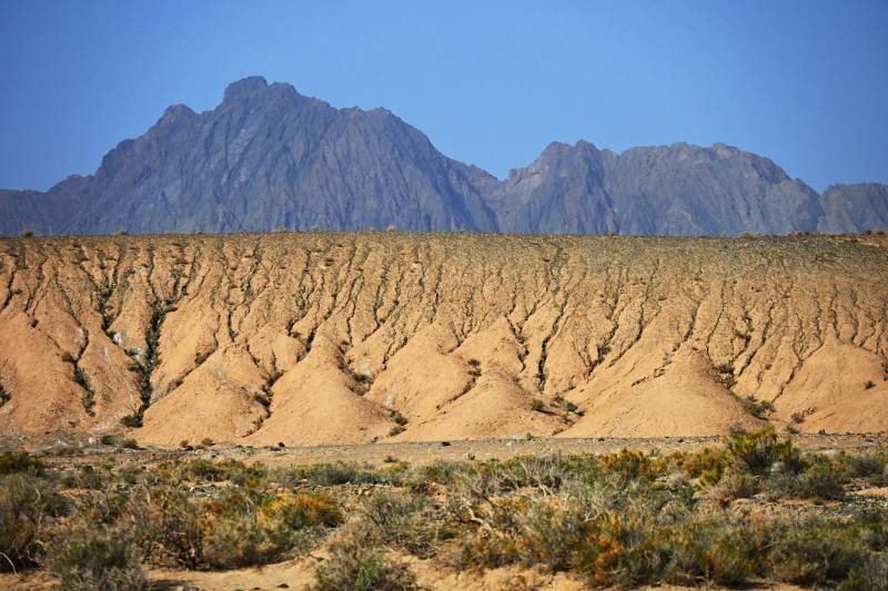 沙漠山脉与沟壑景观（罗布泊戈壁滩）图片
