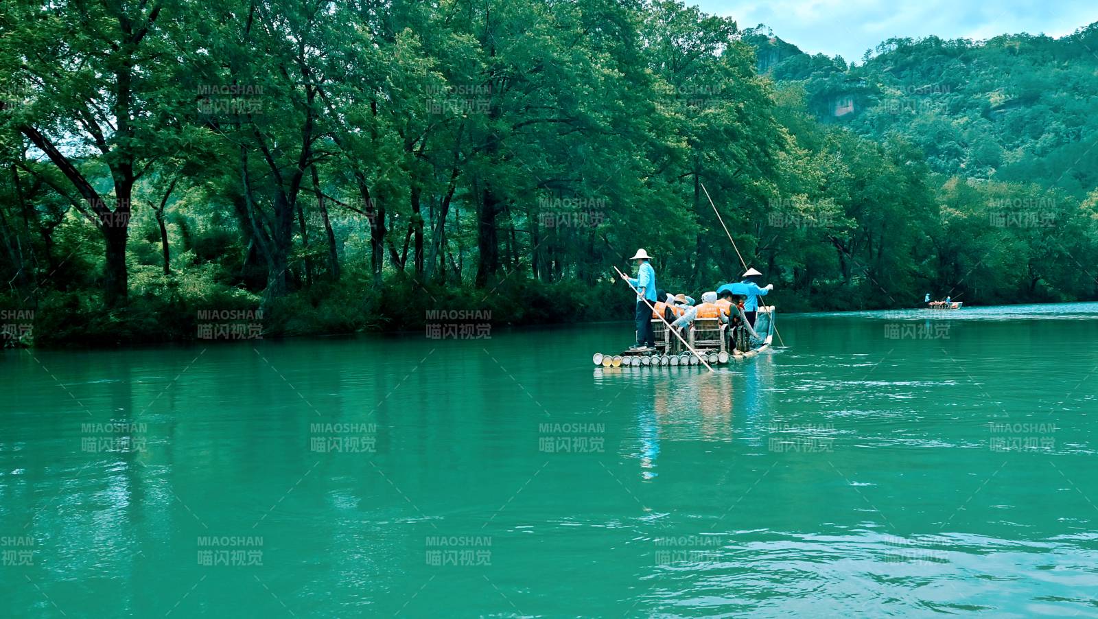 福建武夷山九曲溪竹筏漂流 青山绿水间图片