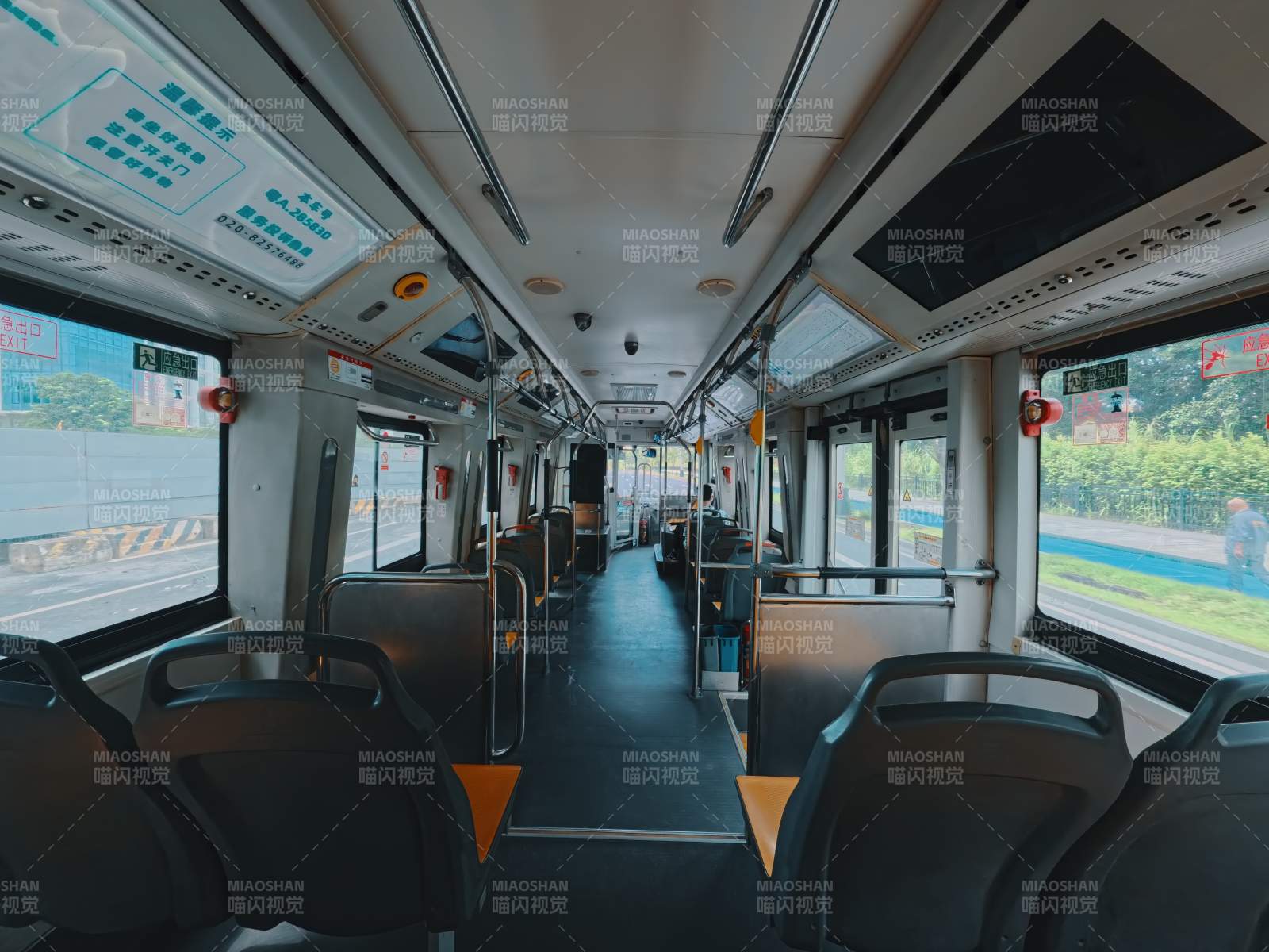 空荡的公交车内部景象图片