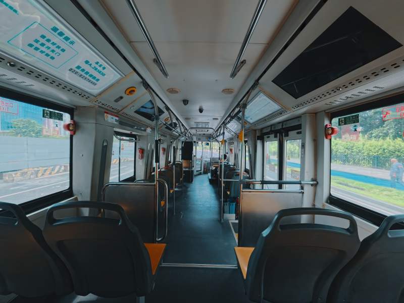 空荡的公交车内部景象图片