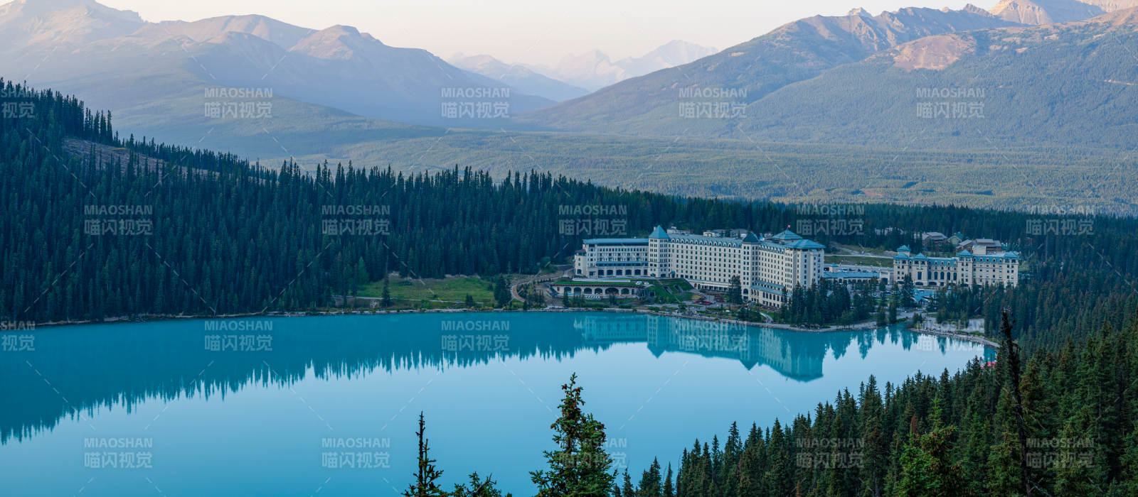 班芙路易斯湖山景图片