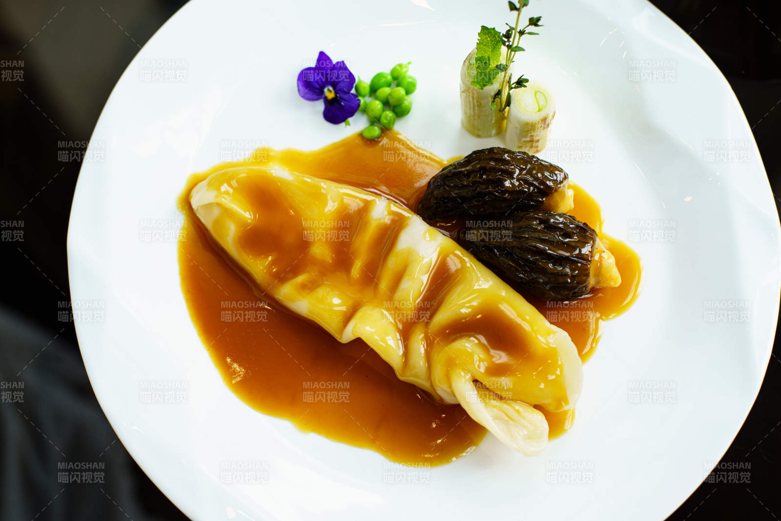 鲍汁花胶卷配羊肚菌图片