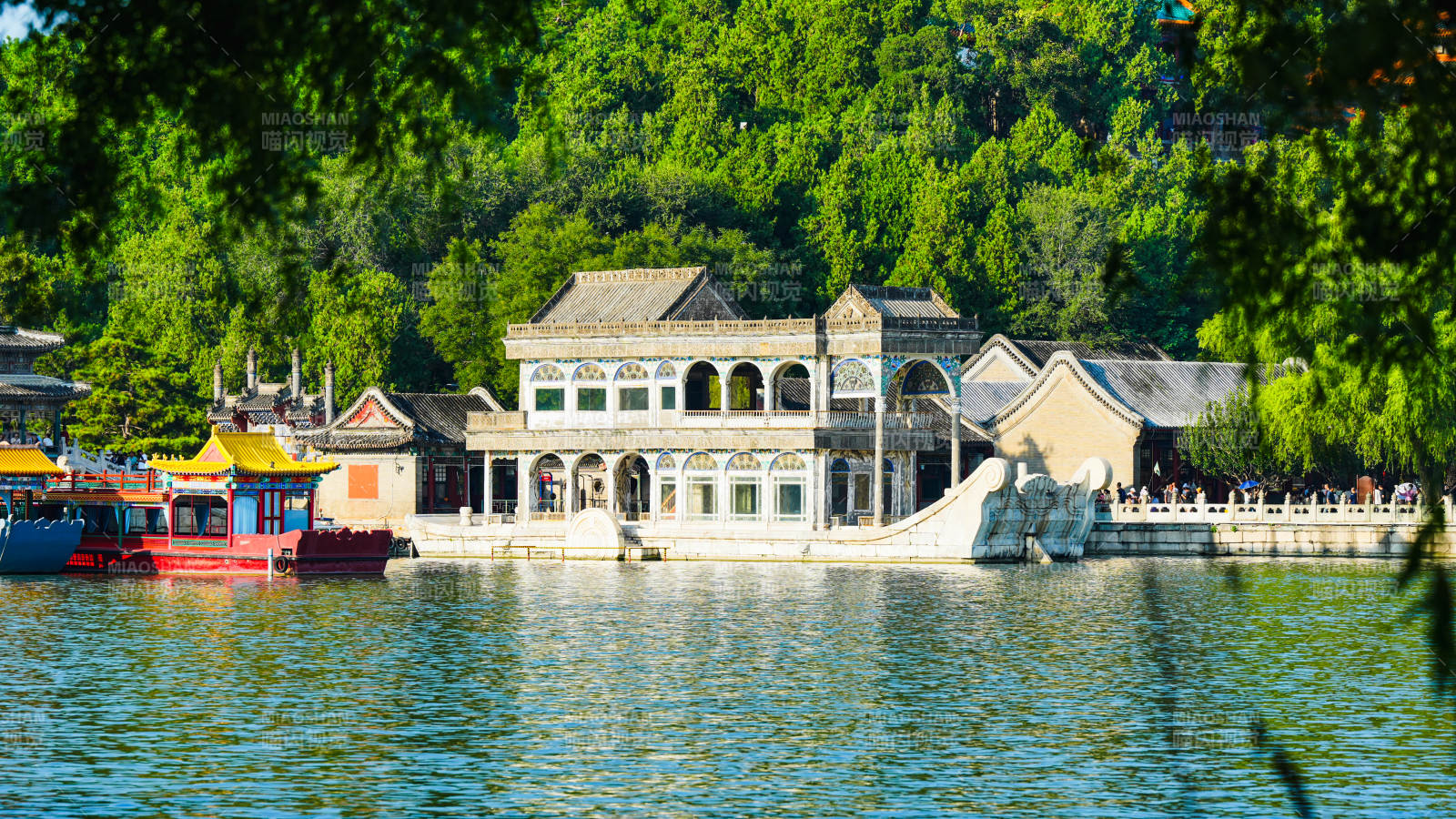 颐和园湖畔古建筑风光图片