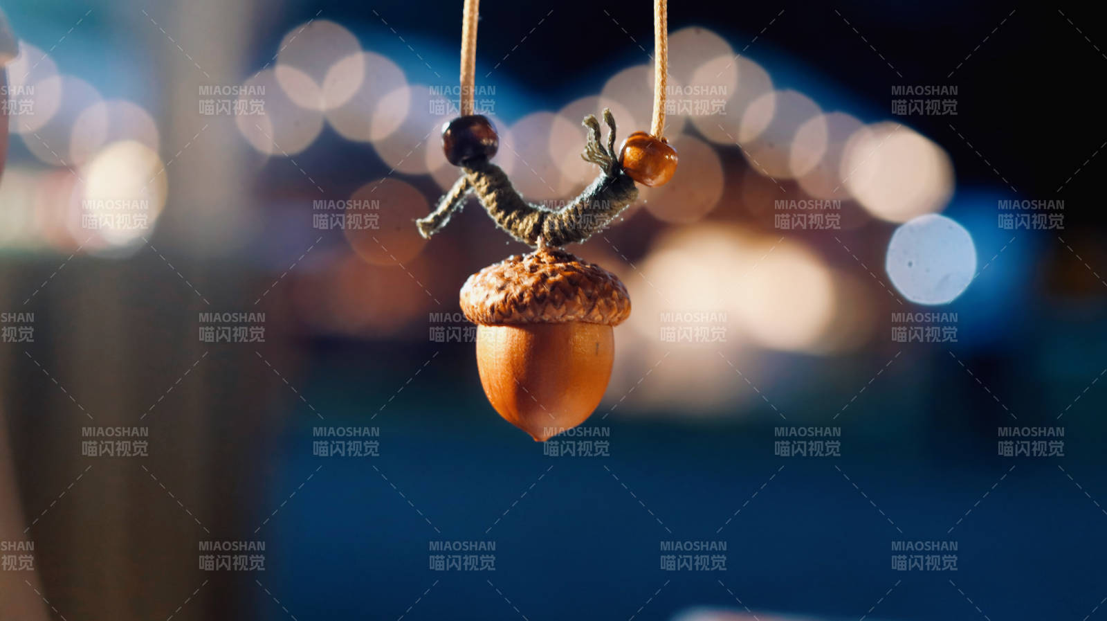 悬挂的橡果夜景装饰图片