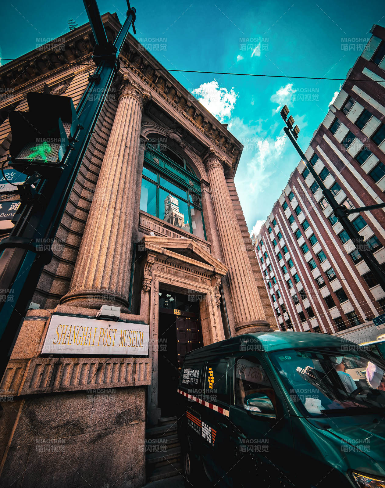 上海邮政博物馆前的街景图片