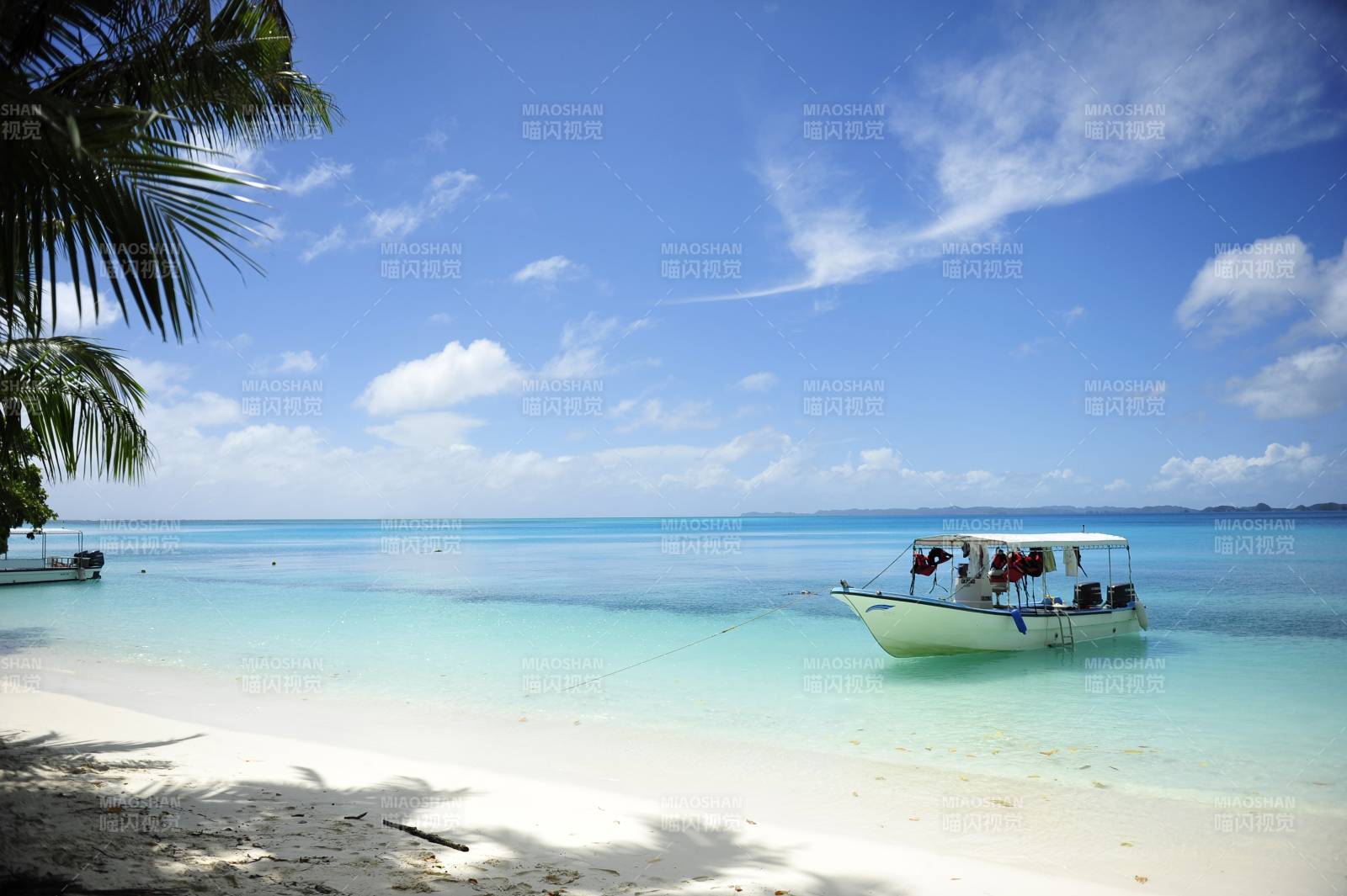 帕劳热带海滩与小船图片