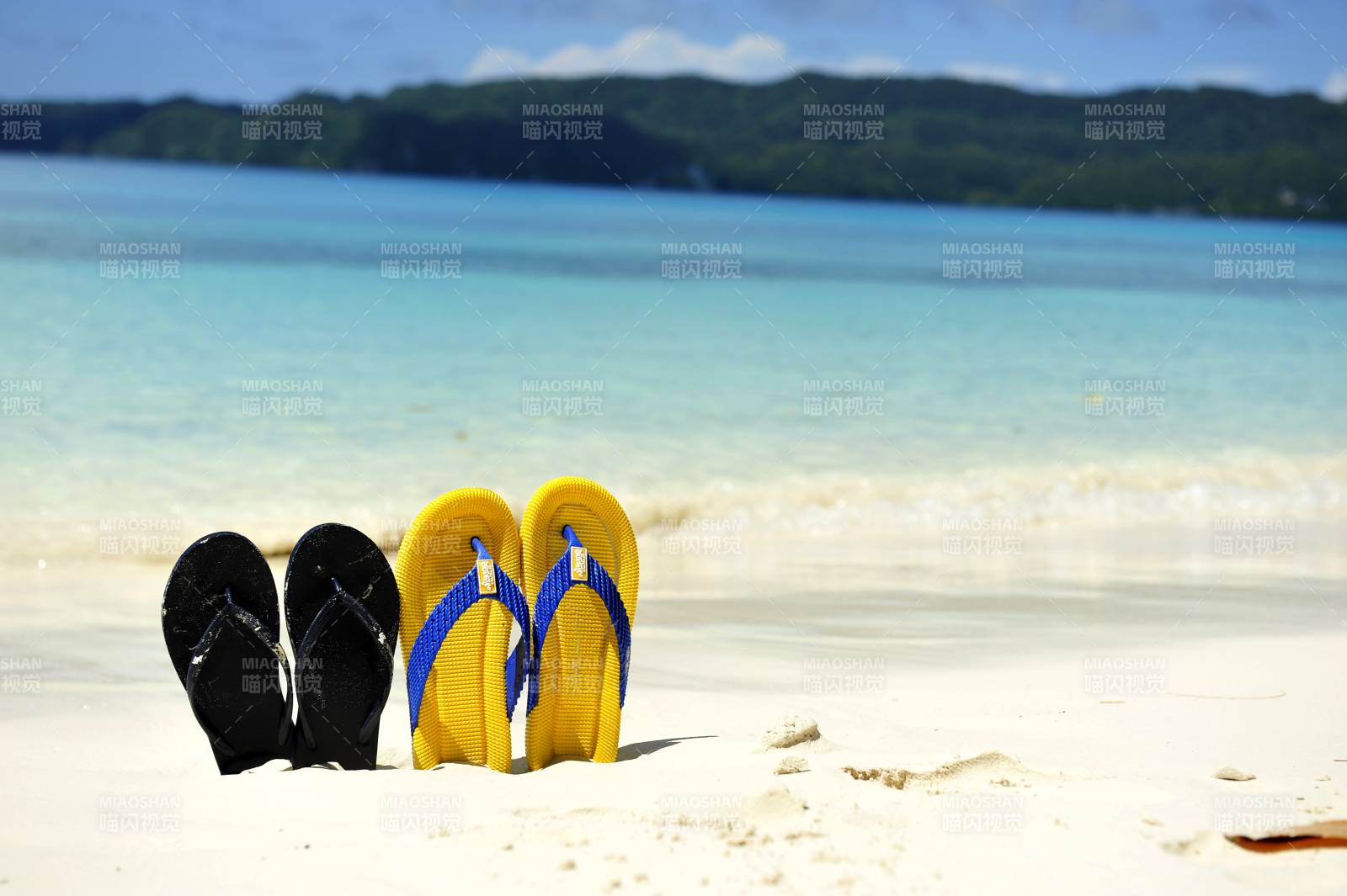 帕劳  海边沙滩上的两双拖鞋图片