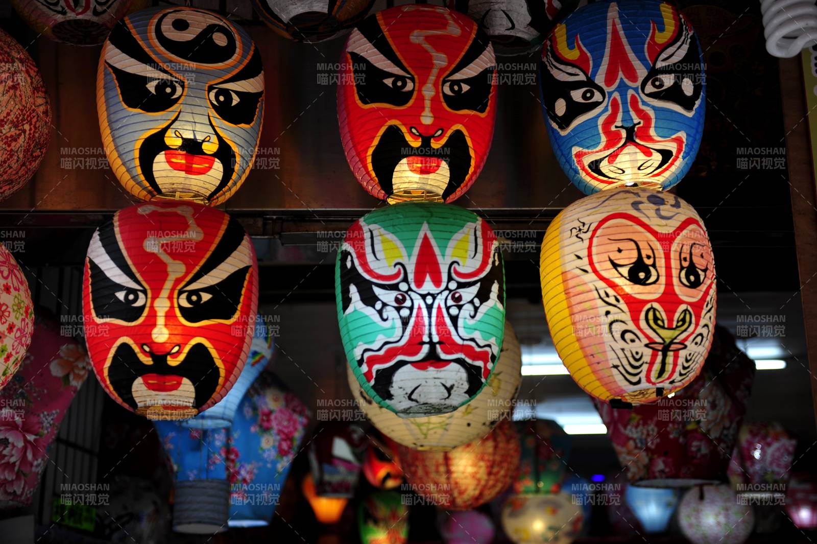 色彩斑斓的京剧脸谱灯笼图片