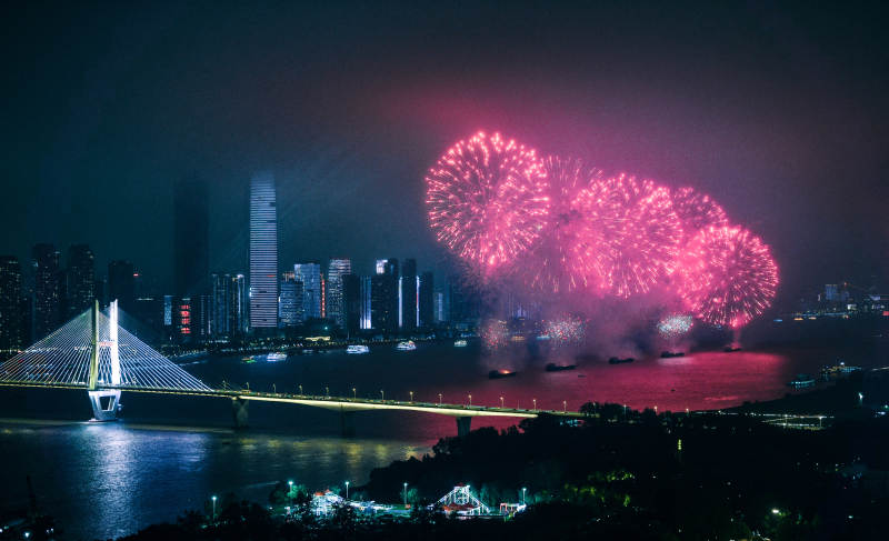 夜空烟花映照城市灯火（武汉）图片