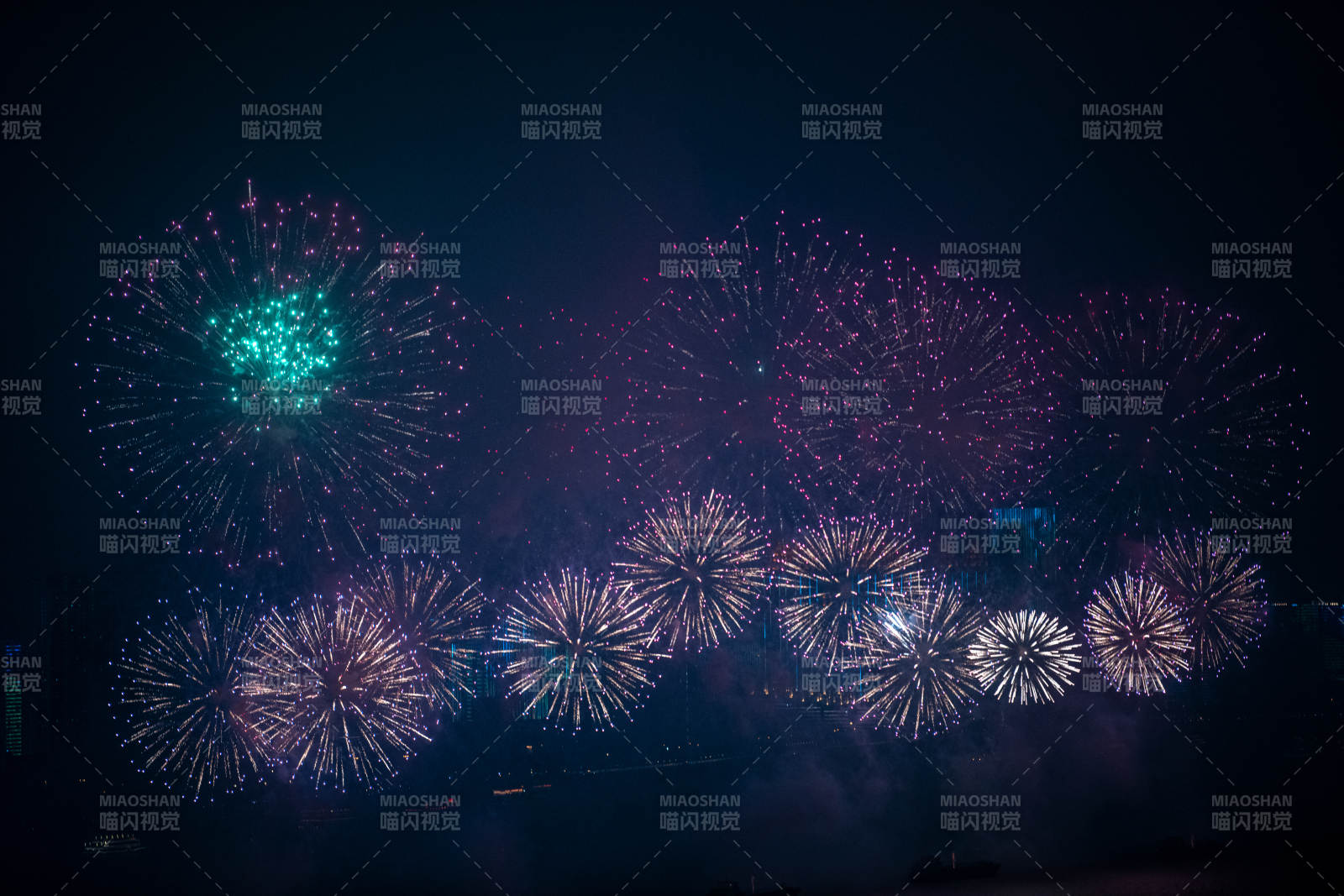 武汉夜空中的绚丽烟花秀图片