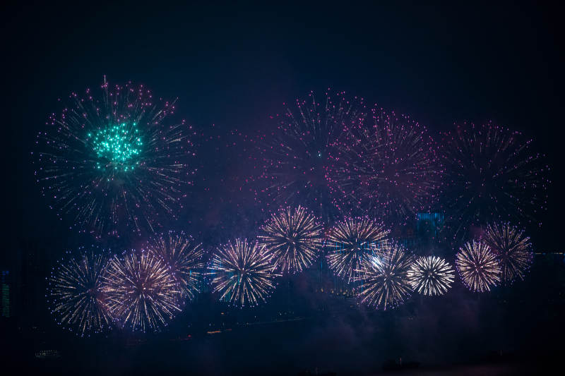 武汉夜空中的绚丽烟花秀图片