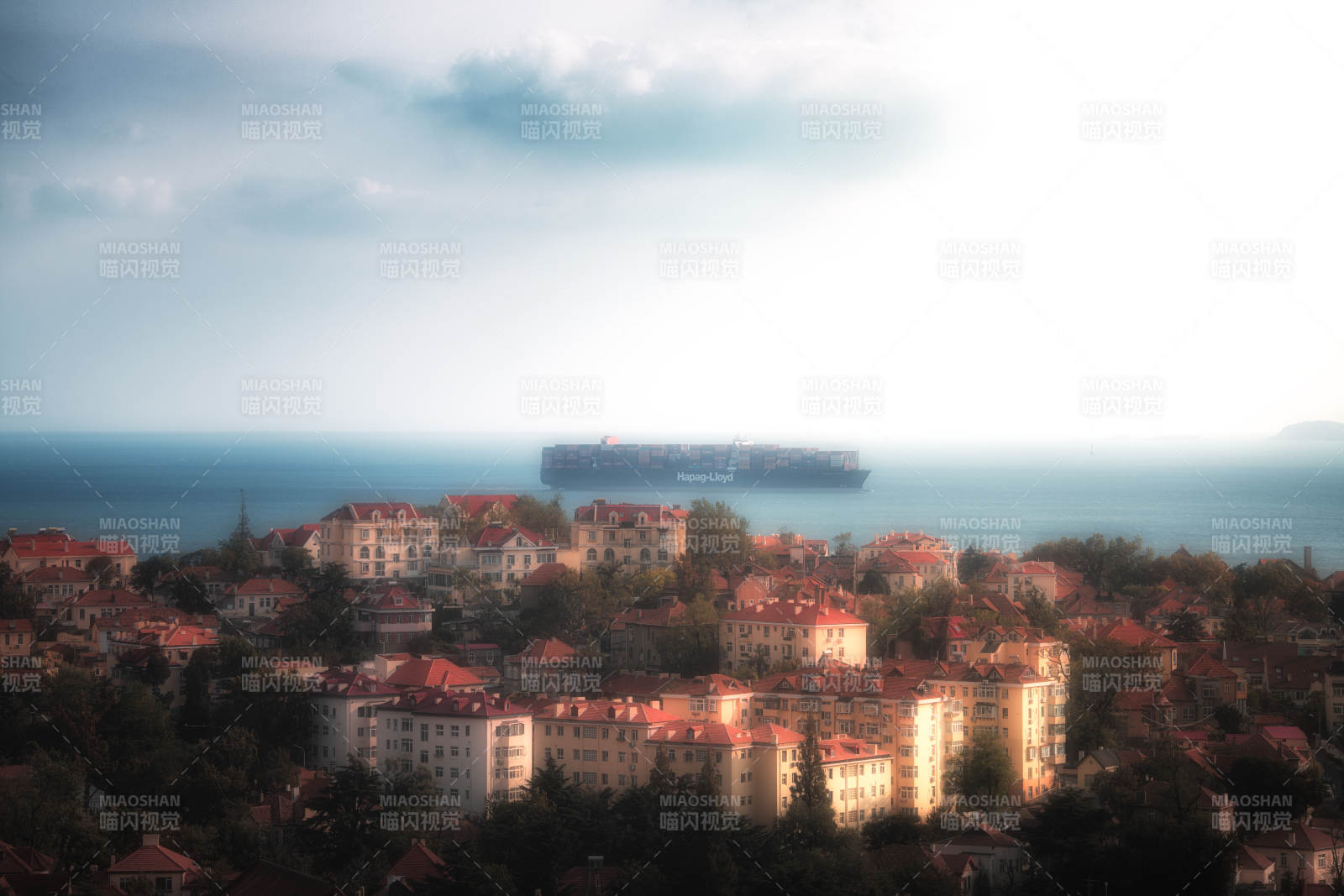 青岛海滨小镇与远航货轮图片