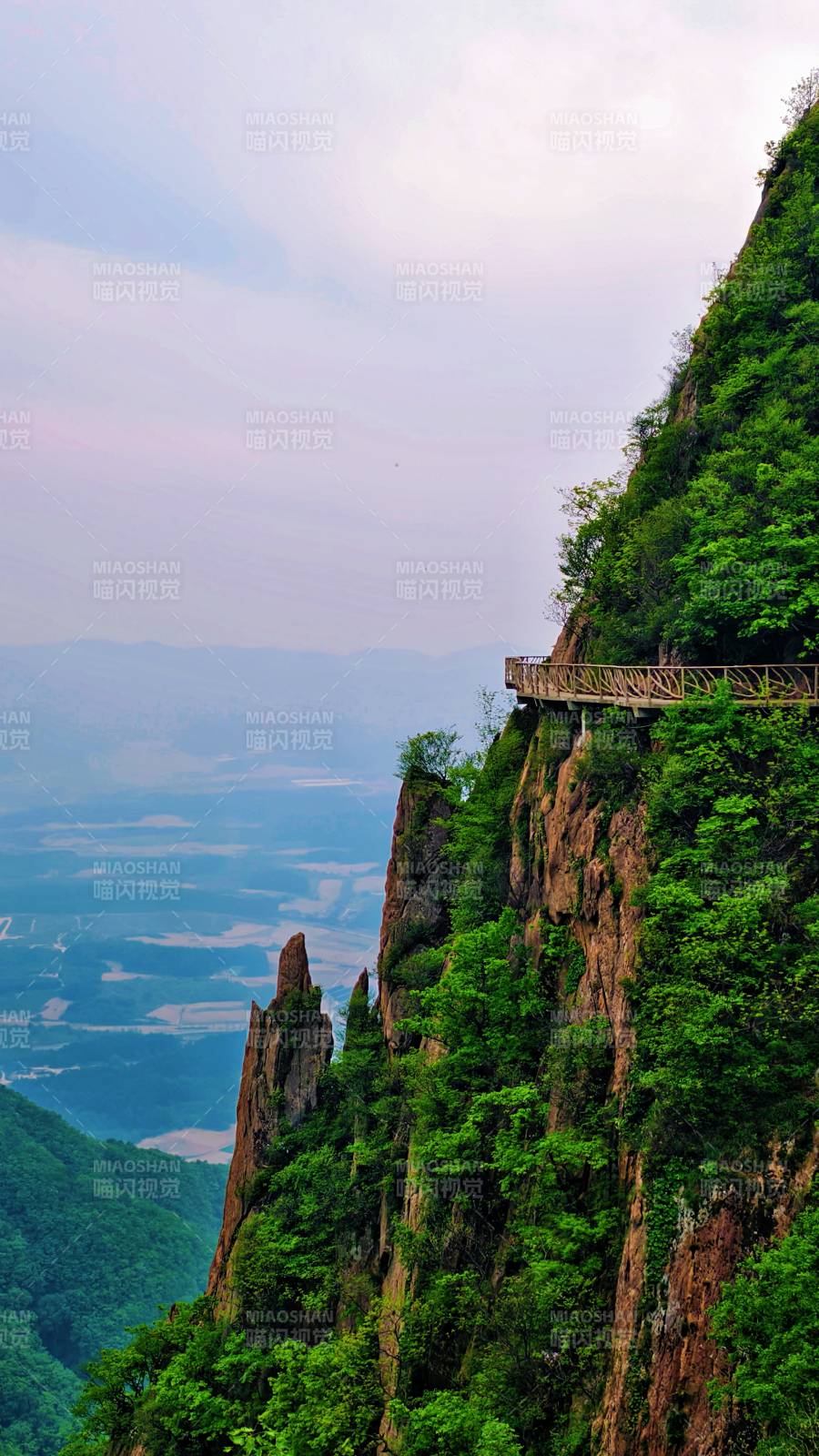 悬崖栈道 绿意盎然 凤凰山图片