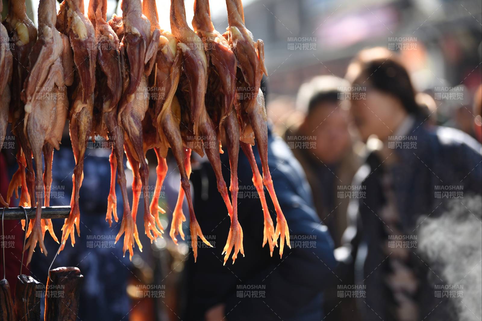 街头晾晒的风干鸡图片
