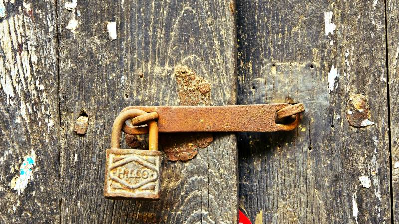 锈迹斑斑的旧锁与木门图片